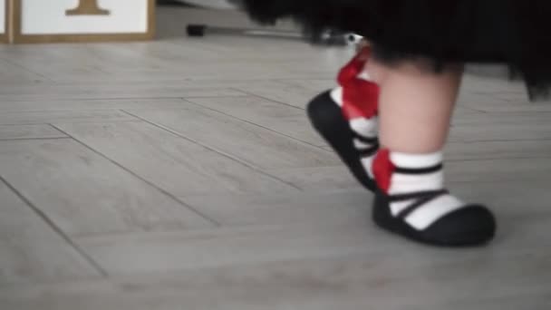 Kinderen dragen orthopedische schoenen. Alleen hun benen zijn zichtbaar — Stockvideo