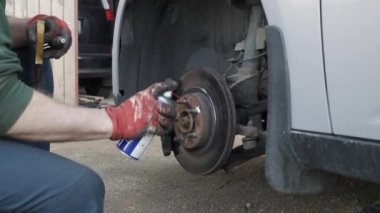 Mekanik araba fren parçaları değiştirir