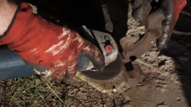 Mekanik bir değirmeni ile arabanın tekerleği keser