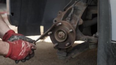 Mekanik araba fren parçaları değiştirir