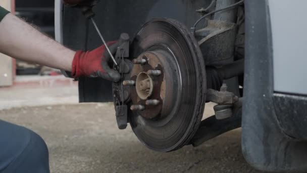 Mechaniker wechselt Bremsteile im Auto — Stockvideo