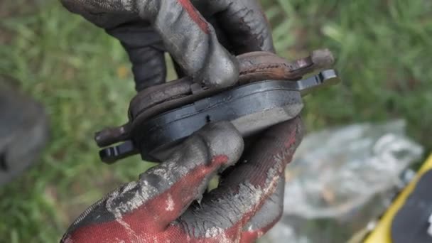 Mécanicien automobile compare les plaquettes de frein de voiture anciennes et nouvelles — Video