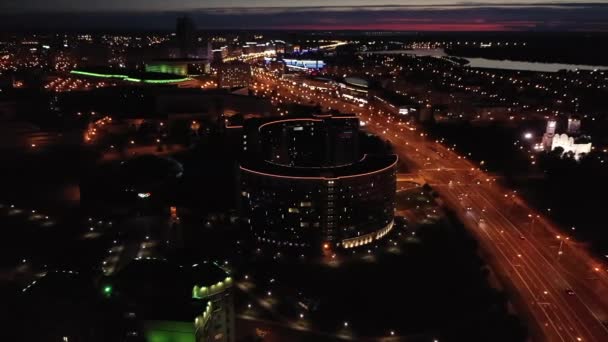 O drone voa sobre a estrada através da cidade noturna — Vídeo de Stock