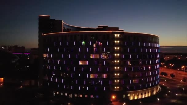 De drone vliegt over de snelweg door de nacht stad — Stockvideo