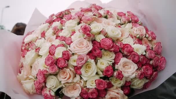 Величезний букет з білих і рожевих троянд — стокове відео