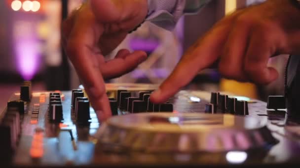 DJ spielt Musik auf der Party — Stockvideo