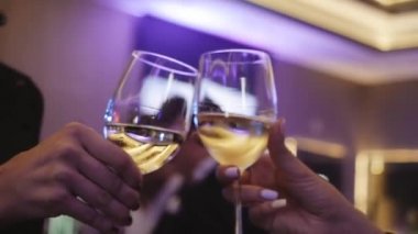 İnsanlar şarap bardakları clink