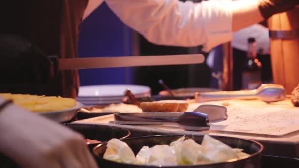 Кук готовит бургер в ресторане — стоковое видео