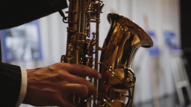 Hudebník hraje na saxofon — Stock video