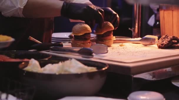 Cozinheiro prepara hambúrguer no restaurante — Vídeo de Stock