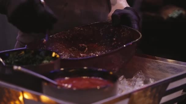 Ο σεφ αναμειγνύει τα υλικά για τη σαλάτα. — Αρχείο Βίντεο