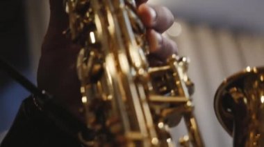 Müzisyen saksafon çalar