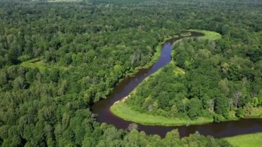Nehrin üzerindeki yükseklikten çarpıcı manzara.