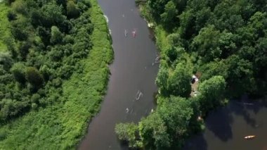 Nehrin üzerindeki yükseklikten çarpıcı manzara.