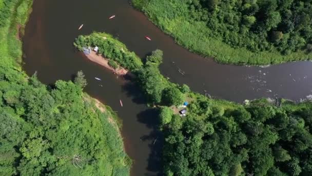 Lenyűgöző kilátás a folyónál lévő magasságból. — Stock videók