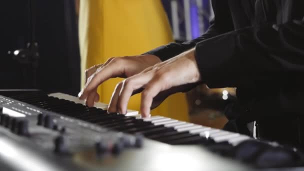 The musician plays the synthesizer during the performance. — Stock Video