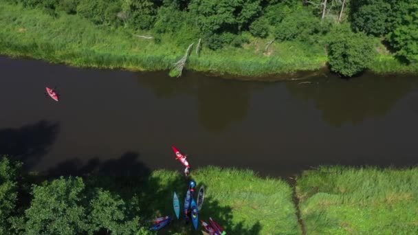 Группа людей плавает на байдарках по реке — стоковое видео