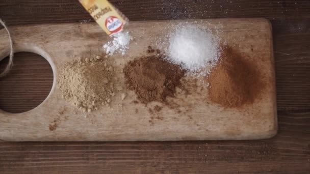 Cocinar se vierte en una tabla de cortar ingredientes para cocinar — Vídeos de Stock