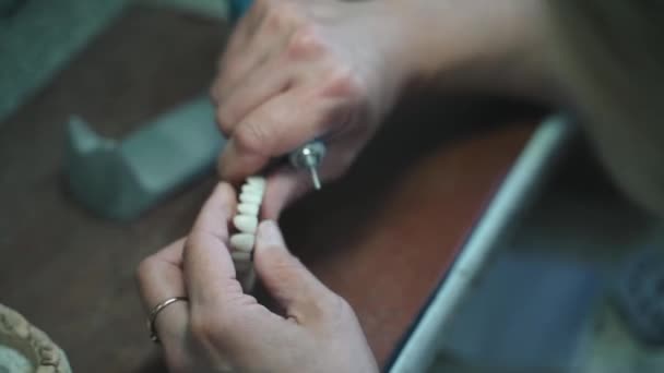 A dental technician makes a tooth. — Stock Video