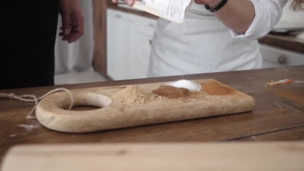 Cook pours on a cutting Board ingredients for cooking — Stock Video