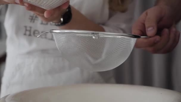 厨师通过筛子筛选面粉 — 图库视频影像
