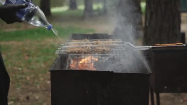 Cocinar apaga la llama con agua — Vídeo de stock
