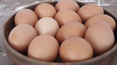 Bir tabakta yumurta yığını