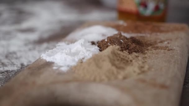 Ingredienser för att göra jul cookies — Stockvideo