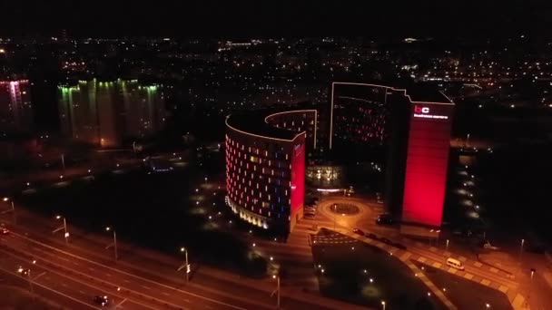 Il drone sorvola l'autostrada attraverso la città di notte — Video Stock