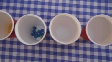 Küçük renkli şekerler ile Gözlük