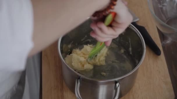 Koch knetet den Teig in einem Topf — Stockvideo
