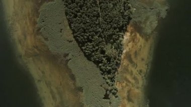 Göl ortasındaki doğal sığ bir hava aracı videosu.