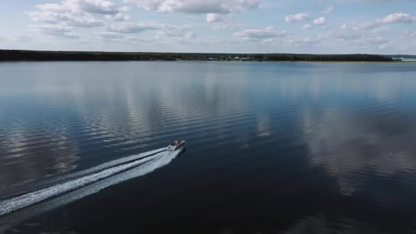 Lancha rápida flota en la superficie del agua — Vídeo de stock