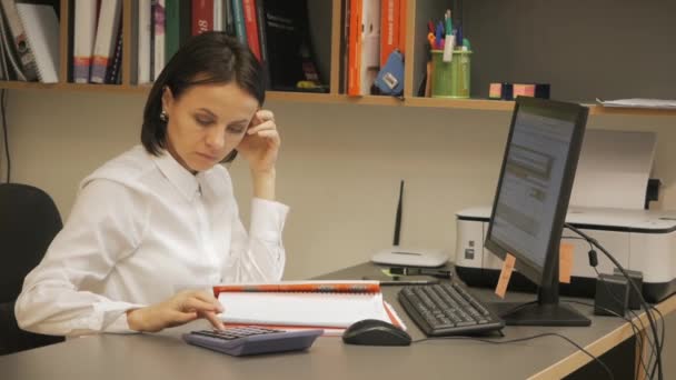 Жінка-підприємець працює за комп'ютером — стокове відео