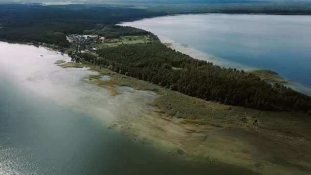 Видео с беспилотника над естественным мелководьем посреди озера — стоковое видео