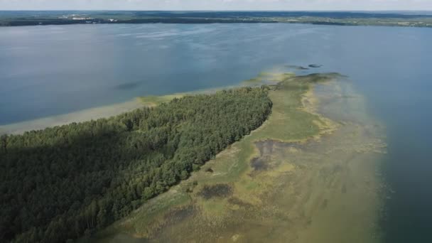 Luchtfoto drone video over een natuurlijke ondiepe in het midden van het meer — Stockvideo