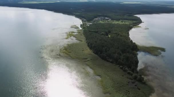 Flygdrönare video över en naturlig grund i mitten av sjön — Stockvideo