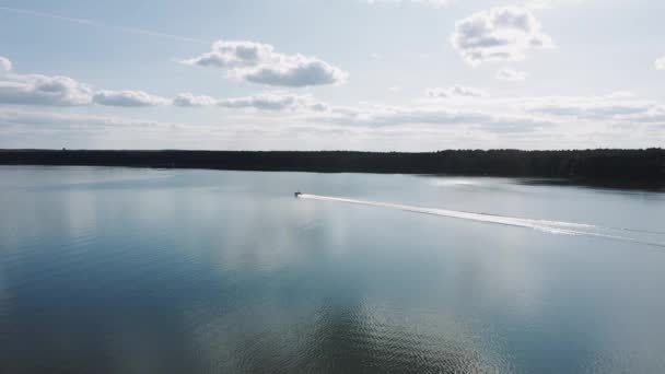 Speedboat quickly floats on the water surface — 图库视频影像