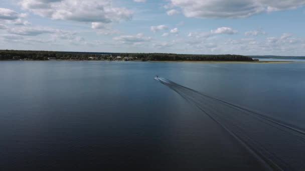 Speedboat επιπλέει γρήγορα στην επιφάνεια του νερού — Αρχείο Βίντεο