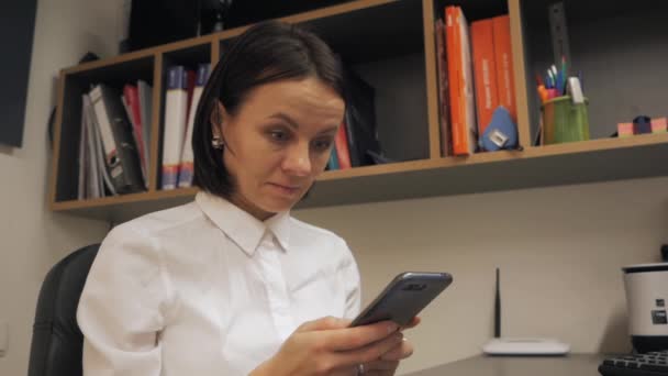 Fille surprise de voir sur le smartphone — Video