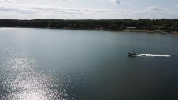 Speedboat επιπλέει γρήγορα στην επιφάνεια του νερού — Αρχείο Βίντεο