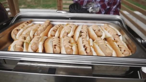 Een groep vers gekookte hotdogs — Stockvideo