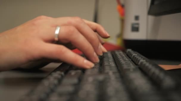 Lány gépelés a számítógép billentyűzetén — Stock videók