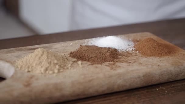 Kook giet op een snijplank ingrediënten voor het koken — Stockvideo