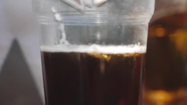 Vespas nadam em um copo com uma bebida — Vídeo de Stock