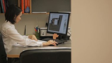 Tasarımcı bilgisayarın içini tasarlar