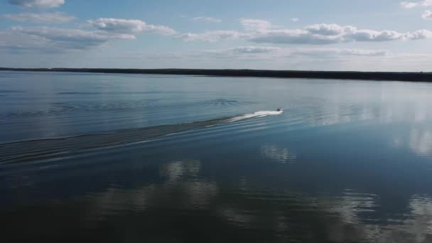 Speedboat galleggia rapidamente sulla superficie dell'acqua — Video Stock