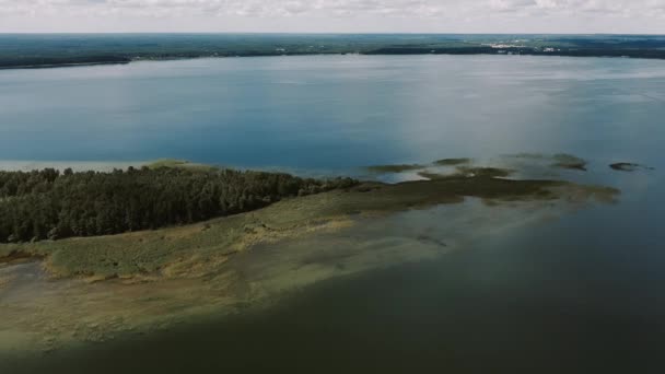 Flygdrönare video över en naturlig grund i mitten av sjön — Stockvideo