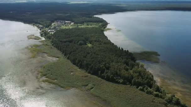 Flygdrönare video över en naturlig grund i mitten av sjön — Stockvideo