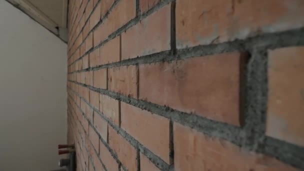 Nieuw gebouwde bruine bakstenen muur — Stockvideo